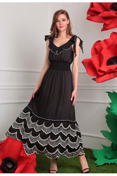 Длинное черное летнее платье с белой вышивкой по низу платья.
